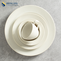 Service de vaisselle en céramique glaçure blanche moderne ensemble de bols en porcelaine de luxe écologique tasses pour mariage Restaurant vaisselle en gros
