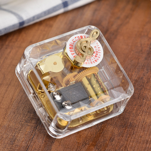 Caja de Música Cuadrada con Notas Doradas, Caja de Música de Acrílico, Regalo Artesanal, Decoración para Muebles, Regalo de Cumpleaños - Product Image 1