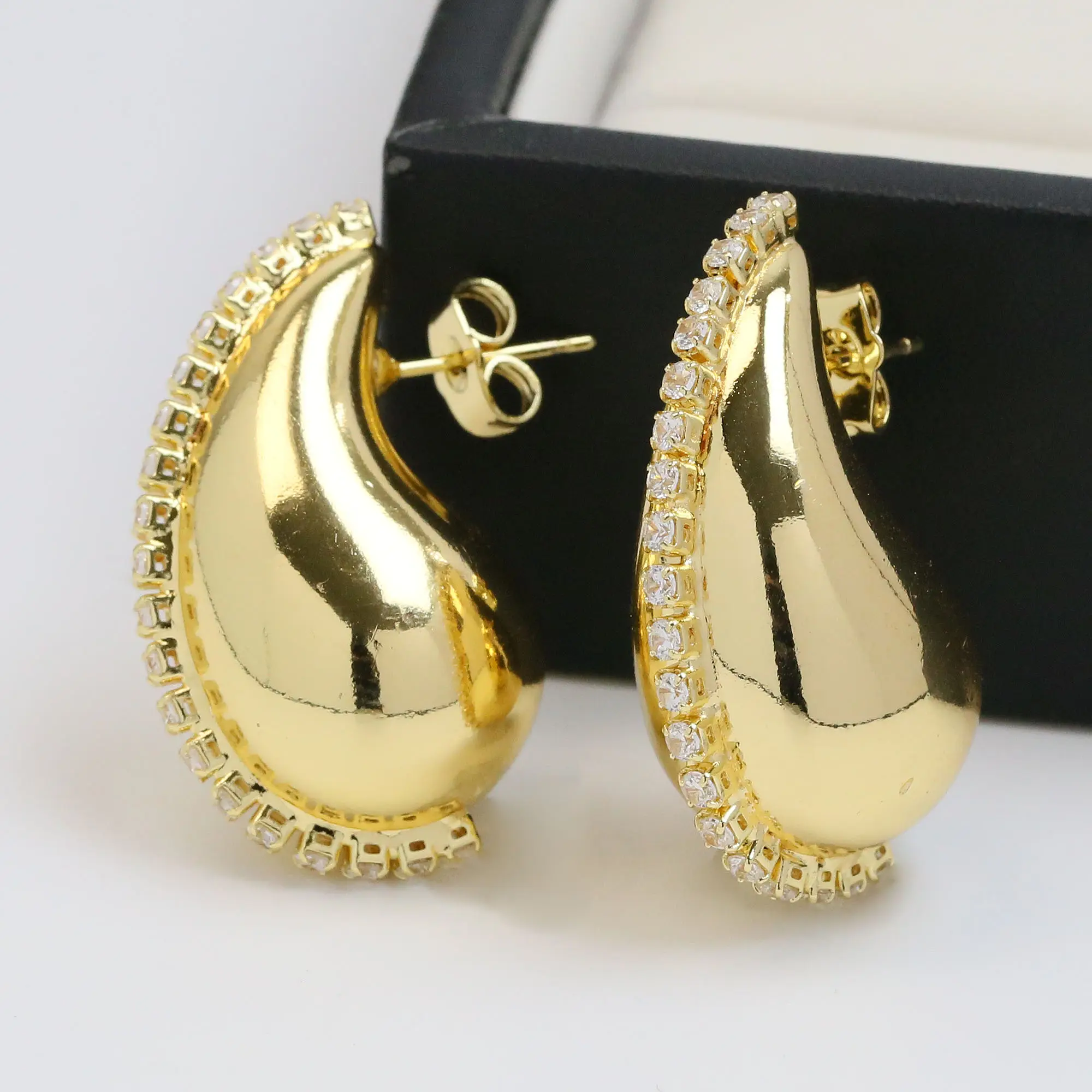 Amazon Offre Spéciale Boucles d'oreilles minimalistes en zircon pour femmes en cuivre imperméable avec luxe en plaqué or 18 carats