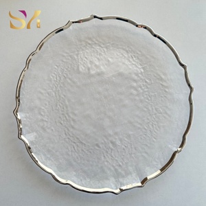 Assiettes de présentation en verre transparent avec bordure florale argentée antique pour la décoration de table de mariage, banquets, événements et réceptions - Product Image 1
