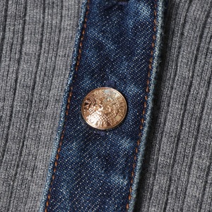 เสื้อผู้หญิงสีเทาล้วน ปกเสื้อแบบปกเชิ้ต แขนยาว ทรงเอ ผ้าโพลีเอสเตอร์/ไนลอน แต่งผ้าเดนิม ช่วยเก็บหน้าท้อง ติดกระดุม ระบายอากาศได้ดี ทรงมิดิ ผ้าถัก - Product Image 4