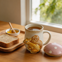 Tasse à café en céramique 3D en forme d'écureuil avec couvercle champignon rose, tasse à thé en porcelaine côtelée, figurine animale unique, vente en gros OEM ODM
