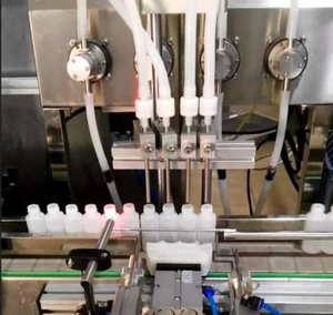 Remplisseuse automatique d'<span class=keywords><strong>eau</strong></span> à 4 têtes haute vitesse, machine de remplissage automatique de liquides, remplisseuse automatique de nettoyant pour verre à petite échelle - Product Image 2