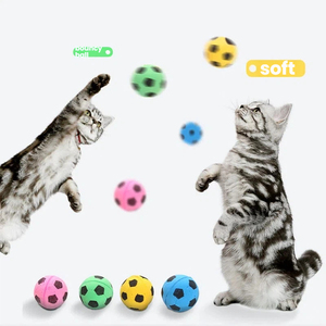 Jouet interactif pour chat en latex résistant aux morsures, en forme de petit ballon de football, pour l'intérieur et l'extérieur, en gros et en stock - Product Image 1