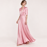 Robe longue élégante personnalisée en satin rose, col en V profond, manches mi-longues, boutonnée sur le devant, taille ajustée, coupe fluide en A