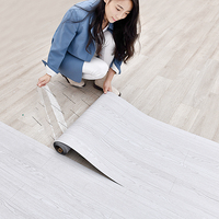 Carrelage de sol auto-adhésif imperméable gris clair imitation bois, revêtement de sol en vinyle de luxe, carrelage auto-adhésif rétro en rouleau