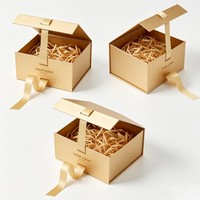 Emballage cadeau en carton rigide haut de gamme avec impression numérique CMYK UV personnalisée, fermeture à ruban et rembourrage en papier raphia déchiqueté