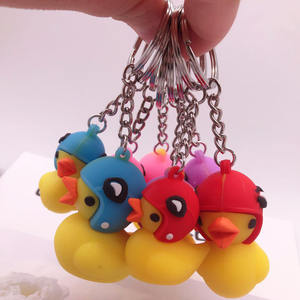 ขายดีหมวกกัน<span class=keywords><strong>น็อค</strong></span> TikTok แบบป๊อปอัพขนาดเล็กรูปเป็ดสีเหลืองกระเป๋าพวงกุญแจรถยนต์โทรศัพท์มือถือของขวัญที่เป็นโลโก้และ OEM - Product Image 4