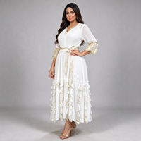 Robe noire modeste avec imprimé plissé doré, col en V, ourlet à volants superposés, ceinturée, tenue formelle islamique