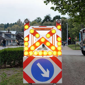 حامل قابل للطي للإنشاءات السلامة المرورية لافتة تحذير لوح شمسي وامض علامة اتجاه السهم مع ضوء - Product Image 5