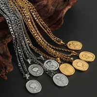 Collier élégant et tendance en acier inoxydable plaqué or 18 carats avec chaîne à maillons ovales et motif floral en relief, idéal pour mariage, fiançailles et soirées