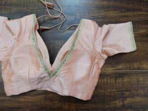 Blouse de sari en soie à col en V avec bordure en dentelle dorée, manches courtes, modèle de créateur - Product Image 2