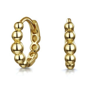 2025 nuevos pendientes de aro Huggie con cuentas Bohemias de oro de 14 quilates delicados y hermosos al por mayor de fábrica de alta calidad - Product Image 1
