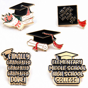 Épingles en émail de dessin animé en forme de toque de remise de diplôme 2025 en gros pour chapeau de <span class=keywords><strong>médecin</strong></span>, en alliage de zinc plaqué nickel noir, cadeau de bijoux - Product Image 1