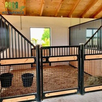 Panneaux d'écurie extérieurs pour chevaux et poneys avec une structure robuste, taille et design personnalisés pour une utilisation à la ferme