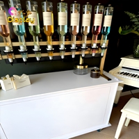 Présentoir de Luxe pour Parfums : Distributeurs Suspendus en Verre, Chariot Mobile, Éclairage LED, Dimensions Personnalisables pour Parfums Haut de Gamme