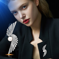 XILIANGFEIZI Broche de corsage haut de gamme pour femme, style européen et américain, avec perle d'eau douce et corail, pour mariage