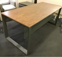 Bureau d'ordinateur en métal moderne et simple pour le bureau à domicile et l'école
