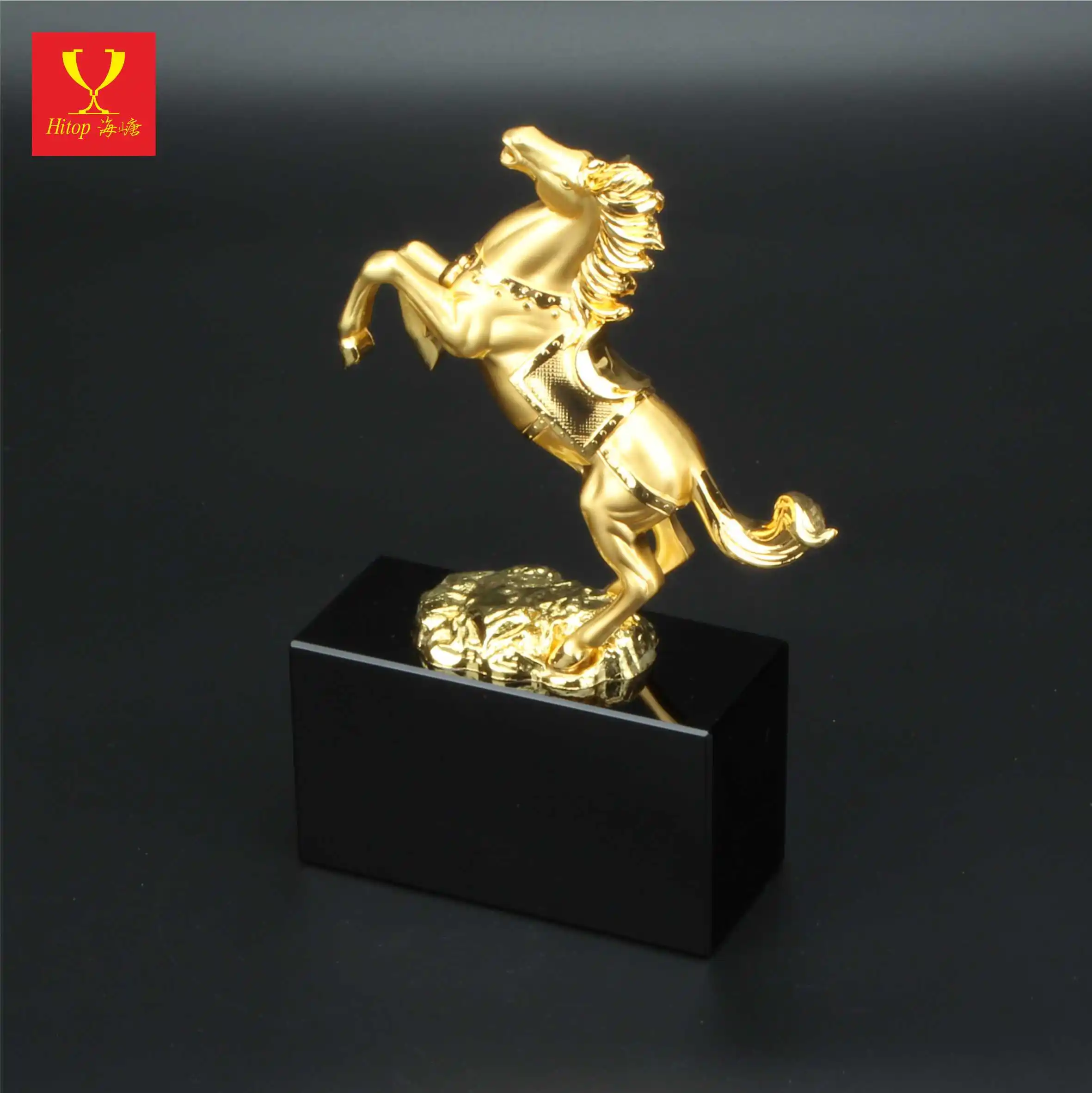 Benutzer definierte Golden Metal Horse Trophy mit K9 Crystal Base Global Ball Award für Souvenir Business Geschenke Handwerk als Schreibtisch-Sets