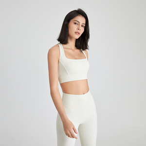 Soutien-gorge de sport rembourré à col carré et dos croisé pour femme, maintien moyen, idéal pour le yoga, le Pilates et l'entraînement en salle de sport - Product Image 1