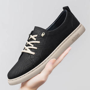 รองเท้าผ้าใบผู้ชายสีขาว สไตล์สปอร์ต ลำลอง แบบผูกเชือก หนังวัวแท้ พื้นรองเท้า PU พื้นยาง ระบายอากาศได้ดี ลายหัวกะโหลก - Product Image 3