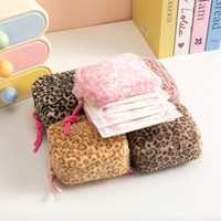 Nouvelles trousses de toilette roses à imprimé léopard pour filles, sacs menstruels portables, petits sacs de rangement en peluche pour serviettes hygiéniques, mini-pochettes