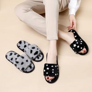 Chaussons d'hiver doux et antidérapants en peluche à motif léopard gris pour femmes 2024 – Style populaire en gros - Product Image 6