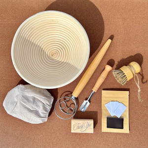 Kit de levain 11 pièces : Panier banneton 9 pouces + Doublure en lin + Fouet danois + Lame à pain avec lames + Brosse en bambou - Product Image 1