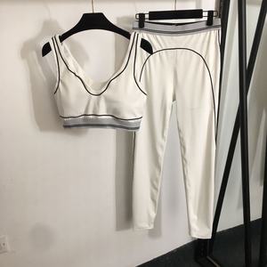 Nouvel Ensemble <span class=keywords><strong>de</strong></span> <span class=keywords><strong>Sport</strong></span> Actif Respirant <span class=keywords><strong>de</strong></span> Haute Qualité pour <span class=keywords><strong>Femme</strong></span> – Tenue d'Entraînement Yoga Designer AL Sportswear - Product Image 4