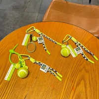 Porte-clés Mini Raquette de Tennis avec Breloque Balle de Tennis, Cordon Tressé, Mousqueton, Souvenir Sportif, Décoration de Sac, Cadeau pour Fan de Sport