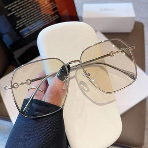 แว่นกันแดดทรงใหญ่สำหรับผู้หญิง Qianai กรอบโลหะสีทอง เลนส์ PC รูปทรงไม่สมมาตร ป้องกันรังสียูวี 100% แฟชั่น - Product Image 4