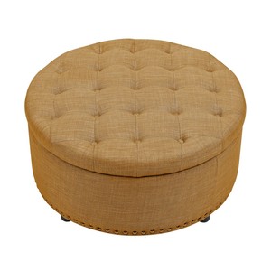 Pouf contenitore rotondo trapuntato in tessuto beige con finiture a borchie e coperchio per soggiorno - Product Image 3