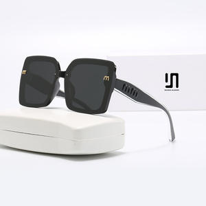 Gafas de Sol para Mujer Marca M, Montura Cuadrada Negra, Lentes Polarizadas de PC con Protección UV400, Estilo Urbano, Protección Solar para Conducir - Product Image 4