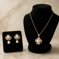 Ensemble collier et boucles d'oreilles pendantes classiques en perles, fleurs et zircons baguette |   Bijoux en cuivre 2 pièces