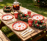 Ensemble de vaisselle jetable pour fête de Noël rouge, assiettes, gobelets et serviettes en papier sur le thème de Noël