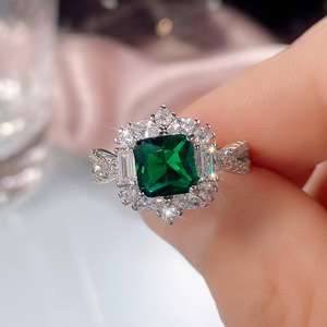 Anello da donna con pietra verde taglio quadrato, gioielli di lusso eleganti e alla moda, regalo in stile fidanzamento - Product Image 4