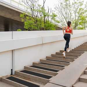 Cinta antideslizante de PVC de alta resistencia, pegatina de tracción de goma de agarre impermeable negra, adhesivo sensible a la presión para monopatines de escaleras - Product Image 2