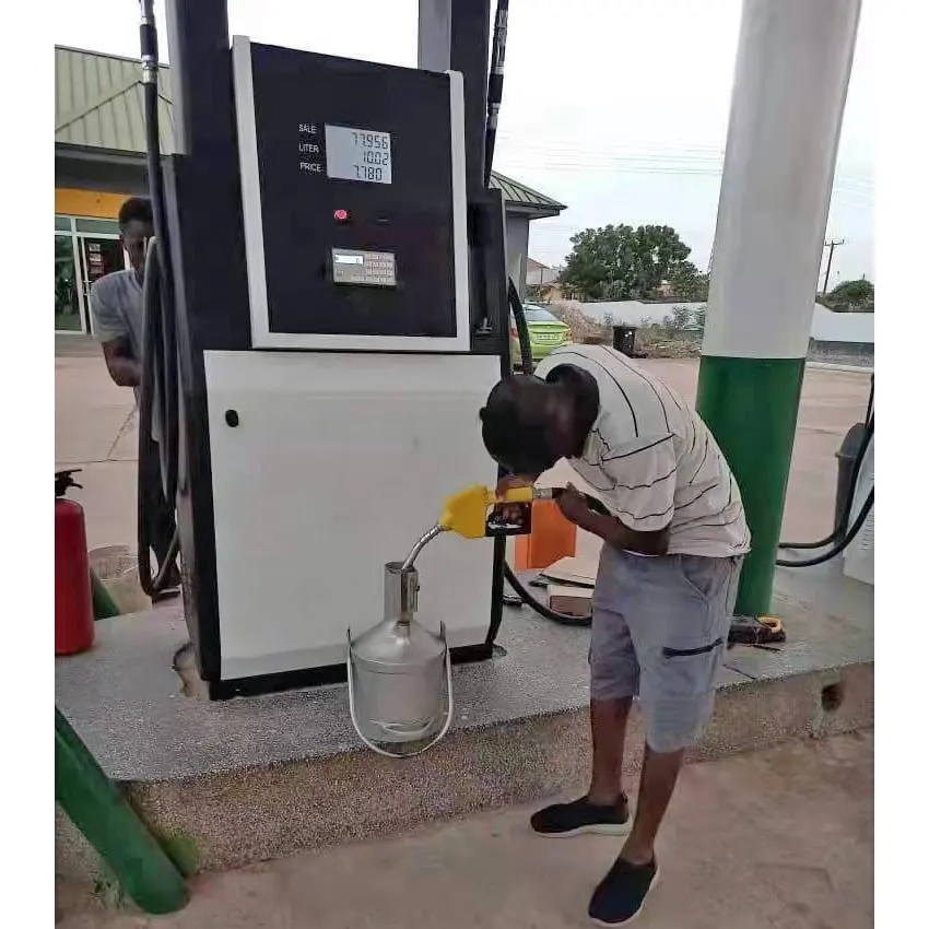 Distributeur de carburant sous forme de bénet, accessoire pour station de service essence