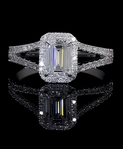 Bague de fiançailles classique pour femme en or massif 14 carats avec émeraude de laboratoire taille solitaire 1,5 carat et halo de diamants, certifiée IGI - Product Image 1