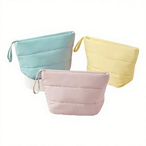 Nouveau style 2026 : Sac de voyage moelleux effet nuage en nylon brillant, matelassé, avec fermeture éclair, pour maquillage et articles de toilette, étanche, pour femme, de niche - Product Image 1