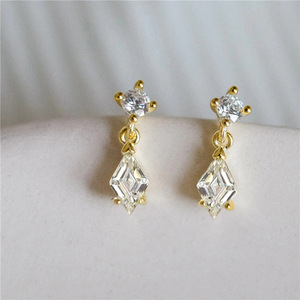 Orecchini a Perno Geometrici a Forma di Diamante con Zirconi Rotondi per Donne, Gioielli Delicati alla Moda - Product Image 1
