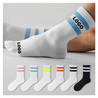 Chaussettes de basket-ball athlétiques avec logo personnalisé Chaussettes longues rayées en coton peigné Chaussettes tendance pour hommes