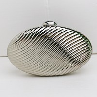 Sac de soirée ovale en acrylique métallisé effet vague, luxe léger, 2026 – Accessoire haut de gamme pour robe de soirée, pochette bandoulière luxueuse