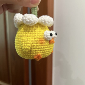 Adorable <span class=keywords><strong>Llavero</strong></span> de Animal de Peluche Tejido a Crochet, Mini <span class=keywords><strong>Pollito</strong></span> Amarillo <span class=keywords><strong>Amigurumi</strong></span> Personalizado, <span class=keywords><strong>Llavero</strong></span> de Pollo de 10 cm - Product Image 3