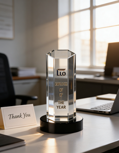 Trofeo Personalizzato in Acrilico per il Dipendente dell'Anno - Premio Aziendale Inciso con Dettagli sulla Compagnia e sulle Prestazioni Eccezionali - Product Image 1