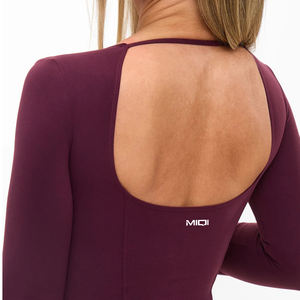 ملابس رياضية نسائية مخصصة بأكمام طويلة، تنورة تنس مطوية ضيقة مرنة للتمارين الرياضية مع شورت داخلي - Product Image 2