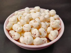 Nueces de loto seleccionadas a mano, phool makhana, son semillas comestibles de gran tamaño y calidad premium derivadas de la planta de loto Euryale ferox. - Product Image 3