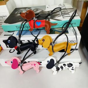 Porte-clés en cuir en forme de chien teckel avec clochette, breloque de sac en cuir, décoration de chien teckel en cuir, cadeaux de luxe faits à la main - Product Image 4