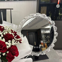 Vente en gros Miroir décoratif de maquillage tournesol moderne Miroir de maquillage cristal à trois couleurs avec gradation et atmosphère pour chambre à coucher Miroir de maquillage pour salle de bain à LED