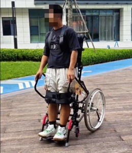 Yaşlı engelli manuel ayakta tekerlekli motorlu asansör akıllı ayakta <span class=keywords><strong>Walker</strong></span> Rollator ayarlanabilir yükseklik 133cm ayakta - Product Image 2